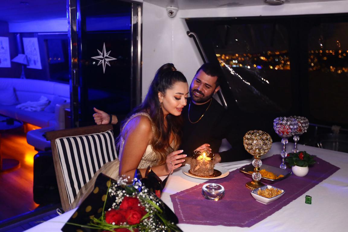 Boğaz'da yatta doğum günü partisi kutlaması