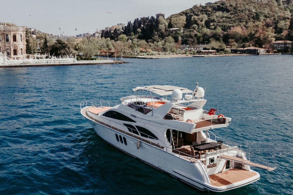 İstanbul Boğazı'nda seyir halinde Corona yatı ve yalı manzarası.