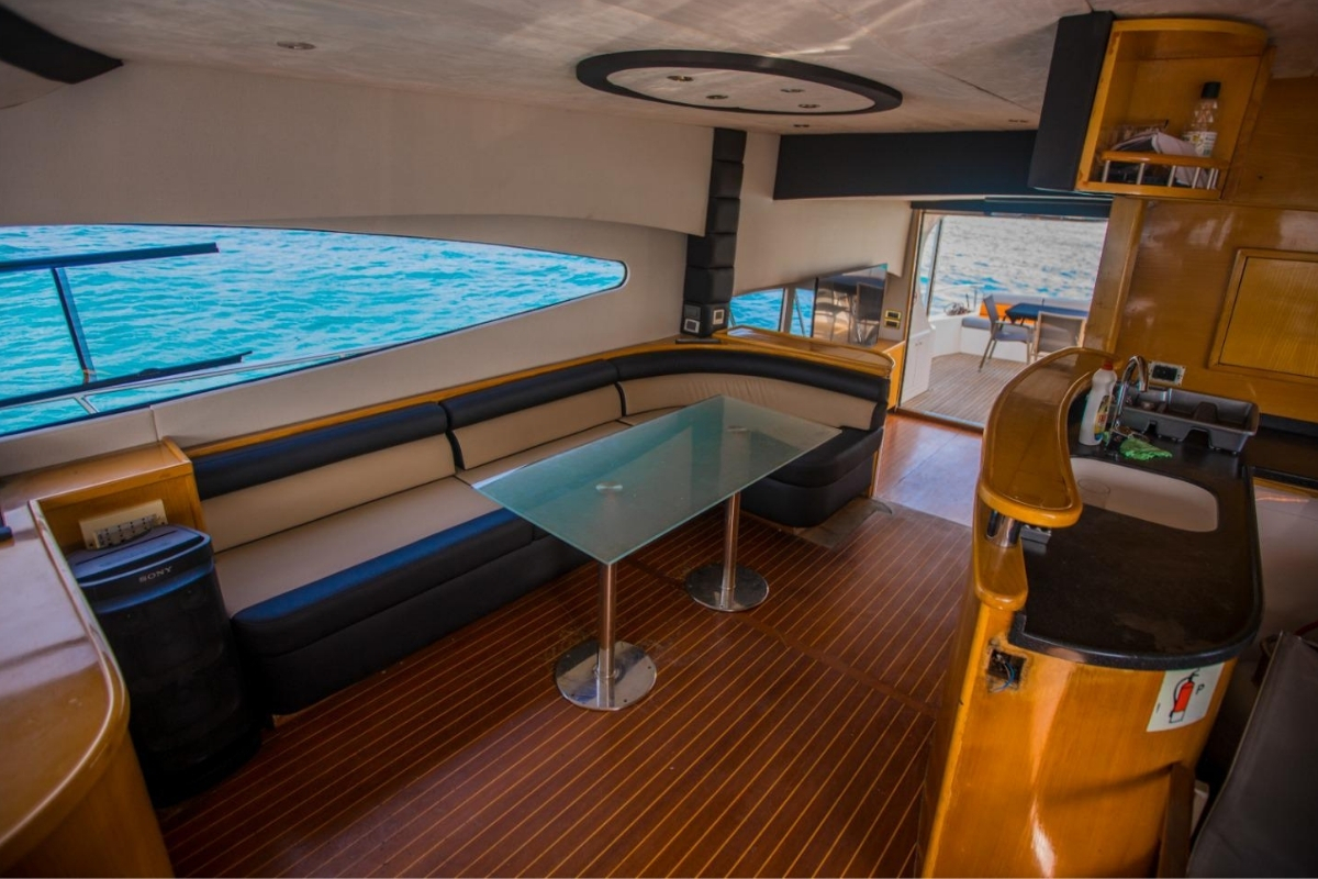 Corona Yat Turizm teknesinin modern tasarımlı ve ferah iç yaşam alanı.