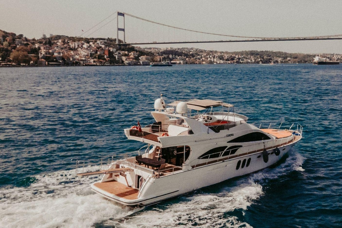 İstanbul Boğaz Köprüsü manzarasında seyreden Corona lüks yatı.