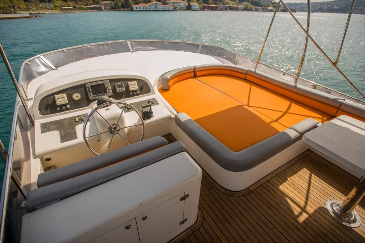 Corona Yat Turizm teknesinin İstanbul manzaralı üst güvertesindeki oturma ve seyir alanı.