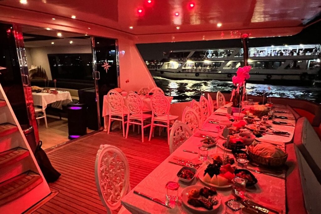 Corona Yat Turizm, yat kiralama ve yatta iş yemekleri