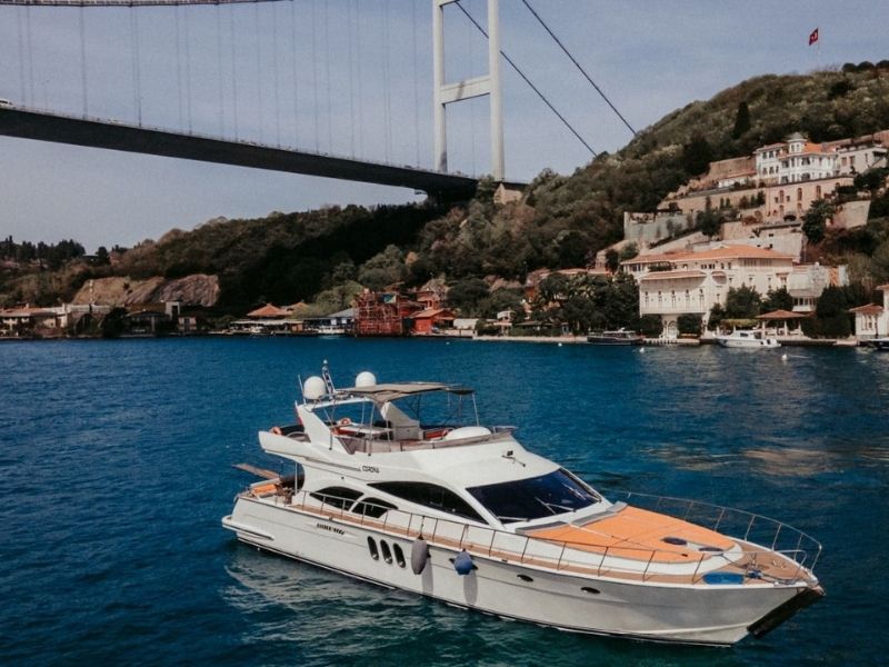 Corona Yat Turizm ile İstanbul Boğazı'nda yat turu ve yat kiralama